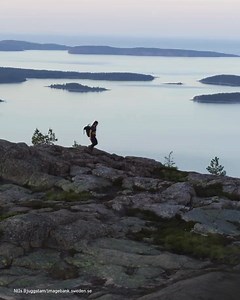 Willkommen an der Hohen Küste (Höga Kusten), einer der spektakulärsten Landschaften Schwedens und UNESCO-Weltkulturerbe. So kannst du sie erleben: 🥾 Wandere auf dem Höga-Kusten-Trail und genieße die atemberaubende Aussicht auf Wälder, Klippen und das offene Meer. 🚣 Paddel mit dem Kajak zwischen den Inseln und entlang der steilen Küste. 🌅 Beobachte den Sonnenuntergang vom Skuleberget oder Slåttdalsskrevan aus. 🏕️ Erkunde den Archipel und unternehme eine Bootsfahrt zu den Ulvön-Inseln, um den 
