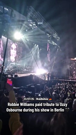 Robbie Williams paid tribute to Ozzy Osbourne during his show in Berlin 🖤 #robbiewilliams #ozzyosbourne #ripozzyosborne #popmusic #livemusic #popculture #fyp