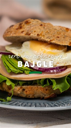 Przepis na domowe bajgle z mąki orkiszowej. Zrobisz je na bazie serka wiejskiego
