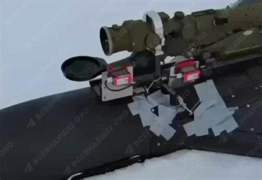 Vojna knjižara on Instagram: "Prema potvrđenim infomacijama i snimcima sa terena, ruske snage su počele da koriste modifikovane bespilotne letelice tipa Shahed/Geran, na koje se montira prenosni PVO sistem Igla (MANPADS). Dron je opremljen kamerom i radio-modemom, a lansiranje rakete vrši se daljinski, od strane operatera sa ruske teritorije. Na ovaj način bespilotna letelica ne služi samo kao sredstvo udara ili izviđanja, već i kao improvizovana platforma za protivvazdušnu borbu, namenjena prve