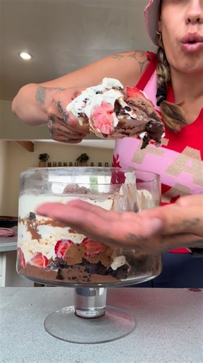 CWKNZ on Instagram: "Treats for the Xmas table 🍩🍭🎂🧁🤶🎄 #food #christmas #delicious #instagram #reels"