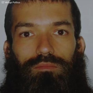 Un groupe de jeunes chiliens suivaient aveuglément un homme qui se faisait appeler Antares de la Luz. Avec énormément de cérémonies employant des hallucinogènes, le leader a réussi à les convaincre qu’il avait des pouvoirs de guérison et qu’il était le fils de Dieu. Les fidèles obéissaient à tous les ordres qu’il leur donnait, même s’ils étaient de plus en plus extrêmes. La rupture est arrivée quand une des partisanes est tombée enceinte du leader et comme “il était déjà le véritable fils de Die