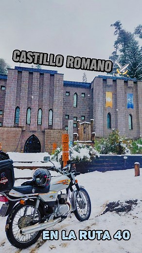 UN CASTILLO ROMANO EN LA RUTA 40 🤯⚔️🇦🇷 El hotel Del Caballero fue diseñado y pensado como un castillo Romano , y no se le escapa un detalle a esta imponente obra que no tiene mas de 1 década pero que sin dudas al ingresar sentimos que retrocediamos en el tiempo . Actualmente funciona como hotel , aunque no Conocimos sus habitaciones por dentro , nos encantaría pasar una noche en este lugar , @del_caballero_hotel ! Nos quedo por conocer el resto bar tambien 👩🏽‍❤️‍👨🏻❤️ Cuantas veces pasamos
