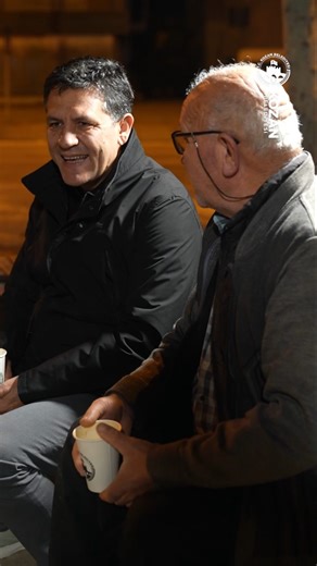 Mustafa Atlı on Instagram: "Günün daha ışımadığı saatlerde, emeğiyle hayatı ayakta tutan dostlarımızın yanındaydık. Aşevimizden çıkan sıcak çorbayı, ekmeği birlikte paylaştık; selamlaştık, hal hatır sorduk. Sosyal belediyecilik bizim açımızdan, ihtiyaç sahibine lokantalar aracılığıyla ucuz yemek satmak değil; bilakis ihtiyaç sahibine yemeği ücretsiz ulaştırmak, gönüllere dokunmaktır. Bu kapsamda aşevimiz aracılığıyla ihtiyaç sahibine günlük 3.500 tabldot sıcak yemek, narenciye döneminde ise her 