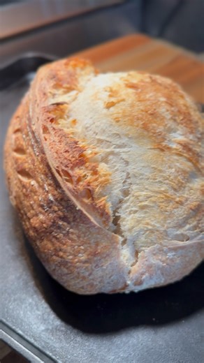 My first open pan bake! 🥖🥖 Ok so I did do some research and I believe this is how an open pan bake is supposed to work. Basically you do everything as you normally would until bake time. Preheat your oven to 450 degrees with your sheet pan on the top rack and a large skillet on the bottom rack. While your oven preheats bring 4 cups of water to a boil. Place your loaf in the sheet pan and then carefully add your water to the skillet, close the oven and let bake for 20 minutes. Remove your skill