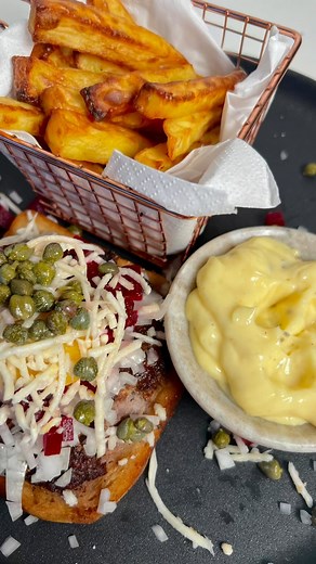 Hvad min kæreste spiser👱🏻‍♀️|episode 42|Opskrift👇🏻 Pariserbøf med fritter og hjemmerørt mayo🤩🤤 2 personer Opskrift: Pomfritter: 5 store bagekartofler 1 dl olivenolie Salt Airfryer Mayo: 0,5 teske sød sennep 1 teske dijon sennep 2 æggeblommer 0,5 citron(smag til) 1 spsk hvidvins eddike Bøf: 200 gram 15-18% oksekød.(8-12% er også fint.) 2 skriver toast/hvedebrød/franskbrød(hvad du har lyst til) Salt og peber Friskrevet peberrod(eller fra bøtte) Kapers 1 skyd citron Salt 2 æggeblommer 1 finth
