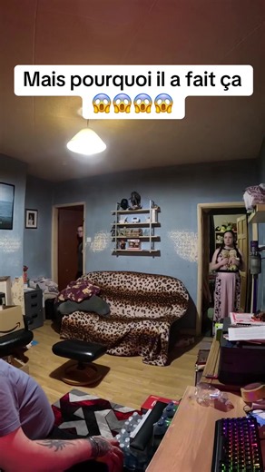Un homme persuadé que son appartement est hanté pose une caméra et appelle sa femme. Quand une silhouette sort de la pièce, il comprend très vite que quelque chose ne va pas… surtout quand sa vraie femme apparaît ailleurs. #appartement #double #paranormal #hantise #frisson