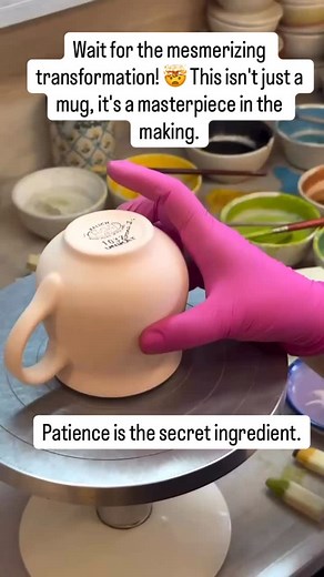 Unlocking the secrets of Bolesławiec pottery! Watch as the incredible @ceramikaboleslawiecka turns a simple piece of bisque into a vibrant, hand-painted treasure. The meticulous process of traditional Polish ceramics is absolutely captivating. Every tiny detail, every brushstroke, is a testament to true artistry. From the delicate sponging technique to the final bursts of color, this is slow, intentional craft at its finest. ✨ This level of craftsmanship is what we showcase daily! If you’re a br