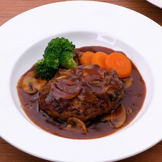 ルウを使って簡単に！ ビーフシチュー煮込みハンバーグのレシピ動画・作り方 | デリッシュキッチン