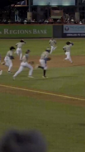 When baseball meets hockey 😂 🎥: @thesavbananas | TSN