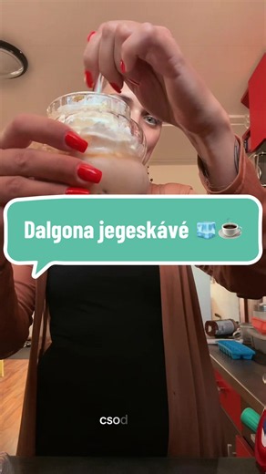 Dalgona jegeskávé recept: 2 kávé, 2 cukor, shakerben hab