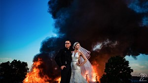 Photographer Shoots Bride and Groom's Wedding Pictures With a Burning Building as a Backdrop | Fstoppers