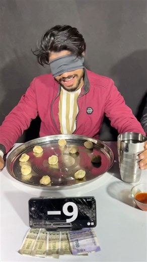 1:30 Minute Me बीना देखे 10 Momos खाओं 2100₹ Cash ले जाओ 🤗| Momos Eating Challenge