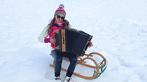 Bevor es die nächste flotte Polka gibt, spiel ich heute den SCHNEEWALZER für Euch! Viel Spaß 😊 Eure Claudia | Claudia Hinker