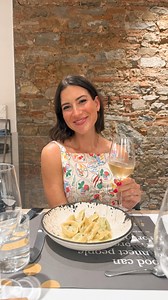 Italy travel guide: Florence (part 1) I’m starting with one of my favorite experiences from Florence, a cooking class at Mama Florence. And honestly, it was the most amazing class I’ve ever been to. We made a full four-course meal from scratch: handmade tortellini, a chicken dish, a fresh salad, and finished with homemade gelato and strawberry sorbet. 🍓🍨 The ingredients were unreal and so fresh, and coming from someone who develops recipes for a living, I was in heaven. The chef was incredible