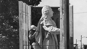 Everything to know about Louisville's most famous regift: The King Louis XVI statue