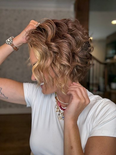 499K views · 2.2K reactions | Curl Tutorial on my Bob 勺 using the pencil airflow styler! Need this tool? Say PENCIL below! ✨Place the pencil styler in at the roots. Turn 180 degrees. Start gliding down slowly. Slightly turn when gliding as needed. My styler is set to 320 degrees✨ Check out the video right before this to see how I prep my hair before curling! 﫶 #bobhairstyles #hairtok #hairstyletutorial | Who What Kare | Facebook