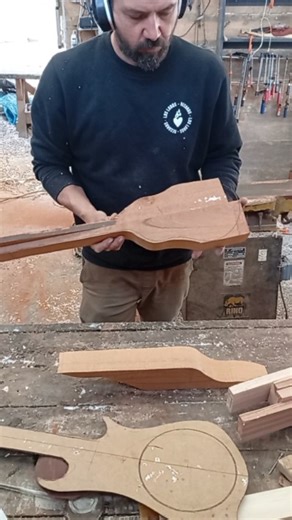 ASONU ukuleles on Instagram: "A simple way to make an ukulele.. these kind of construction learned of the tahitian ukuleles we use in all our models.. is fast, strong and the sound of the body It feels more consistant.."