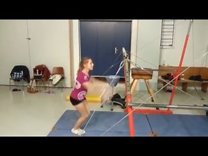 Kippe als Element am Stufenbarren