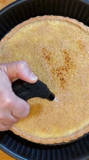 🇮🇹 Crostata Creme Brulee. ¡Maravillosa! ✅ Ingredientes para molde 24 cm Para la crema brulée: - 6 yemas de huevo - 500 ml de crema para batir (nata fresca) - 60 g azúcar - 1 vaina de vainilla - 1 pizca de sal Para la masa: - 320 g harina de trigo - 160 g mantequilla - 80 g azúcar glass - 1 o 2 huevos (dependiendo de la harina utilizada) - 1 pizca de sal - ralladura de 1 limón orgánico Consejo: Antes de hornear la base de la tarta, coloque el molde, forrado con la masa, en el congelador durante