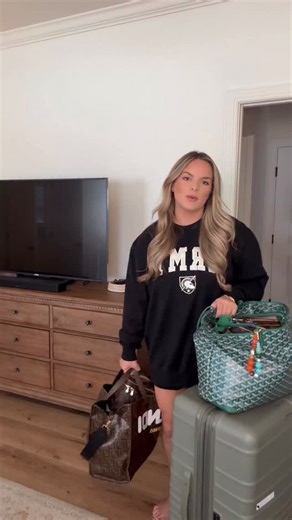 34K views · 110 reactions | Unpack / organize with meeee  I have tried being a packing cube organizer type of girl but unfortunately i cannot do it. I pack somewhat organized on the way out and simply throw it back in when heading back home  | Casey Holmes | Facebook