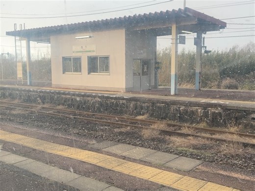 カコ鉄の日常。【電車で旅するおねいっさん🇯🇵】 on Instagram: "鉄道旅行記▶︎ @kako.tetsu 午年に日本全国『馬』あつめ！振り返り④ 新潟県の磐越西線『馬下駅』に下車🐎🚃 まおろし！と読みます✨かっこいい！ この駅名の由来は、振り返り②で紹介した #下馬駅 と一緒で、馬を下りる必要があったから しかしその目的は… 単純にこの先の道のりがキツいので 馬を下りないと前に進めなかった🏔️💦 新潟と福島に跨る磐越西線は その間に険しい山地があり それに備えてここで山登りの 準備をしたんですね✨ Googleマップで馬下駅を上空から見ると ほんとにこの駅の手前に 山が迫っていることがわかります！ この駅で1時間ほど時間を 潰さなければいけなかったので 磐越西線ものがたり🍱 路線にちなんで海・川・山の幸がもりもり！ そしてここにはまた珍しいものもあります 明治43年1910年の開業当初から設置されている 煉瓦造りのランプ小屋🧱 蒸気機関車の時代には