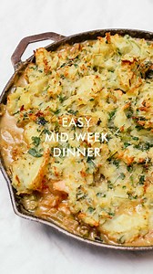 Crispy Potato, Salmon Leek Bake 💚 an easy midweek dinner when you can’t be bothered cooking. Double tap if you are going to try 💌 #easydinner #onepanrecipe #salmonbake | Two Raw Sisters