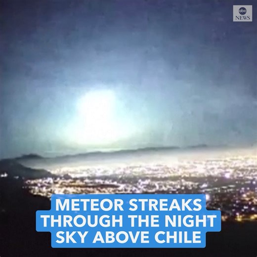 463K views · 7K reactions | EYES TO THE SKIES: A meteor streaks through the sky with a bright flash, illuminating the skies above Chile’s capital city. https://abcn.ws/3OWo8Ry | ABC News | Facebook