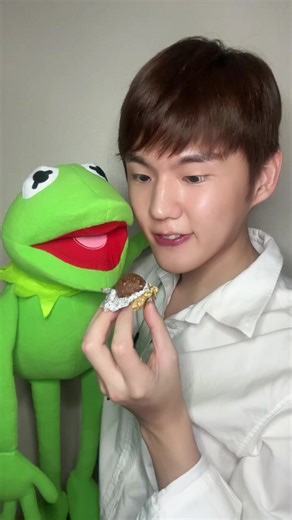 Kermit gives me a chocolate #키융 #ohio #sus