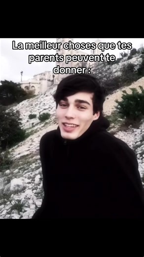 La génétique constitue un héritage fondamental transmis des parents à l’enfant. Elle repose sur l’ADN, support de l’information biologique, qui détermine en grande partie le développement physique, physiologique et parfois cognitif de l’individu. Cet héritage influence des caractéristiques telles que la taille, la couleur des yeux, le fonctionnement du système immunitaire ou certaines prédispositions à des maladies. En transmettant leur patrimoine génétique, les parents offrent à leur enfant une