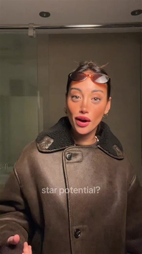 La chica que vibra en el baño: Liam Izrahi