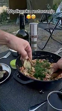 Pyszna kolacja na ogniu zaledwie w parę minut🎣🔥 Gotowanie w stylu survival. #carpfishing