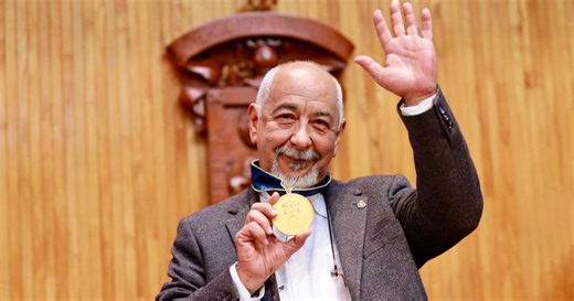 Leonardo Padura receives an Honorary Doctorate from the University of Guadalajara
