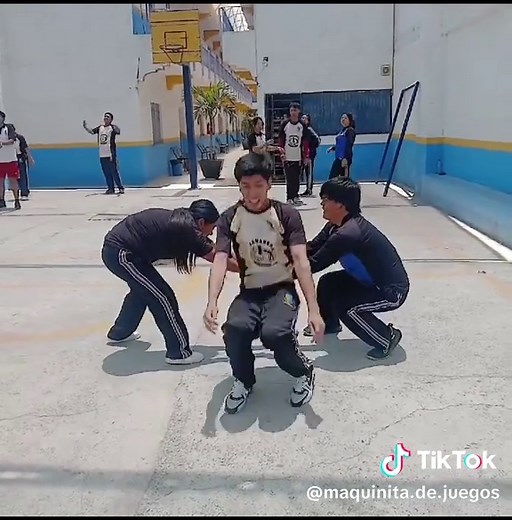 divertida y fácil actividad para educación física y motricidad, ideal para grupos grandes que tu clase no sea aburrida #educacionfisica #piernas #ejercicios #salto #profes