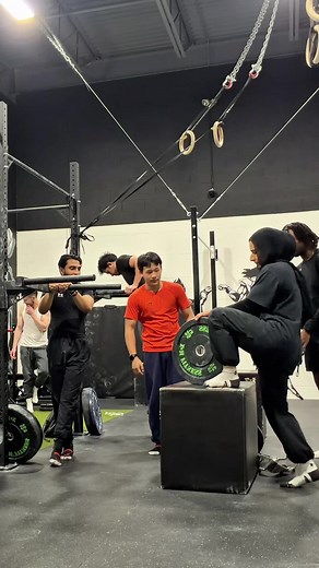 Being the only hijabi in a male-dominated calisthenics class can feel intimidating… but I didn’t come to fit in. I came to get stronger. 🖤