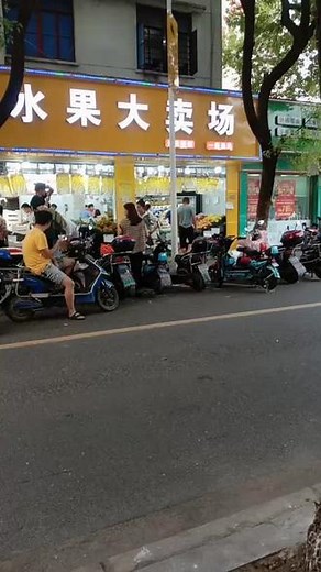 街头随拍 ！！！今年的生意不好做搞！！！
