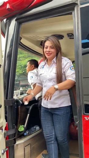 Driver Bus Cantik Siap Berangkat, Penumpang Auto Senyum! #driverbus #busmania #bus #masukberanda