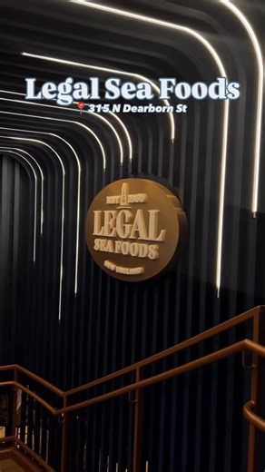 Chicago, this is your reminder that the city’s best river views pair perfectly with oysters and a Legal lobster roll in hand. | Legal Sea Foods