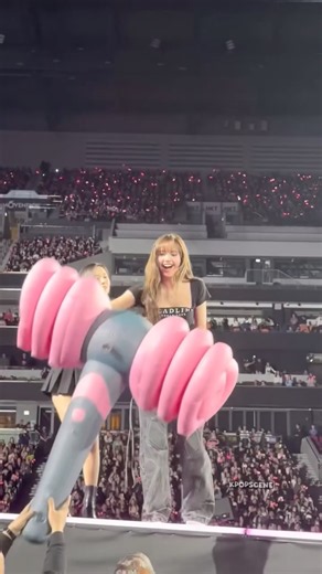 Lisa and Jisoo could NOT believe the size of this giant lightstick! #lisa #jisoo