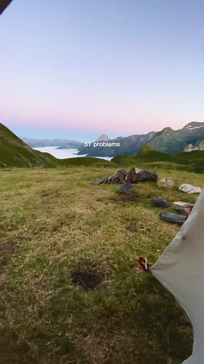Le meilleur moyen de reset tous tes soucis ❤️🏔️ Un bivouac en montagnes avec la plus belle des vues. 😍 Vallée d’Ossau - Pyrénées Atlanriques #montagne #rando #pyrenees #bivouac #randonnee #montagnon #ossau #CapCut