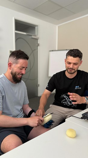 Timo Stiehl on Instagram: "Bereits am 8. Januar diesen Jahres war dieses Treffen geplant, das vor ein paar Tagen nun endlich stattfand - man, war ich gehyped auf diesen Termin, auf diese Orthese und auf die zunehmende Selbstständigkeit, die mir zukünftig hoffentlich durch diese Orthese wiedergegeben würde! Alleine das Brötchen aufschneiden, die Flasche nicht zwischen die Beine stellen, um sie aufdrehen zu können, sondern einfach ein Signal in die Hand und zack - los geht’s! Der Termin mit der Ha