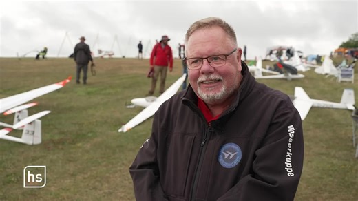 Modellflugzeuge fliegen auf der Wasserkuppe