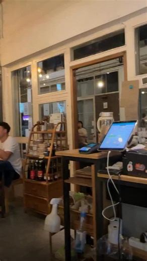 On a scale of 1 to 10 how much do you love seafood? On my recently trip to Chiang Mai we decided to hit up Maadae Slow Fish Kitchen which comes very highly recommended by people, especially by seafood lovers because it is a seafood restaurant. They have fish and other seafood being grilled over live coals and dishes based around seafood. They are know for using sustainable, locally sourced seafood from Chumphon. So we went to check out if it was worth the hype. We had not made reservations so th