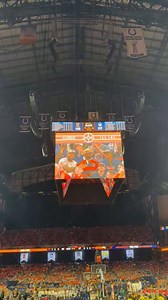 They just put Deron Williams & Dee Brown on the big screen. Maybe the #Illini legends can channel some of that ‘05 Arizona comeback magic. #FinalFour