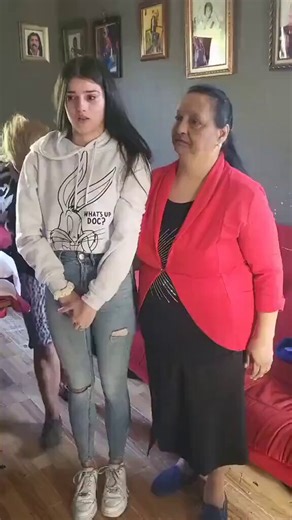 自分の娘を...？スペインに住むロマの女性は、20歳の娘が「生まれたままのように純潔で守られてきた」、脚すら「赤くなっていない」と強調し、高額の持参金と引き換えに花婿を探している。この娘を見てみな。まだ20歳だ。これほど美しい女性はいない。そしてなんと気品があることか。脚すらまだ赤くなっていない。自分をきちんと守ってきた娘なんだ。分かるか？どんな女も、この娘の評判について何か言うことはできない。母親がこの世に送り出したそのまま、何も汚れのない存在だからだ。どうよこれ...？