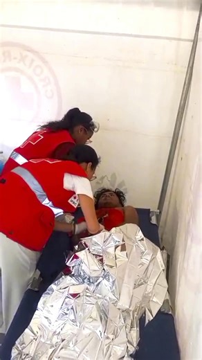 12K views · 556 reactions | Nos volontaires interviennent sans relâche pour soigner, apaiser et accompagner les blessés des affrontements. Des gestes simples, mais qui changent tout. ❤️‍啕 | Croix-Rouge Malagasy | Facebook