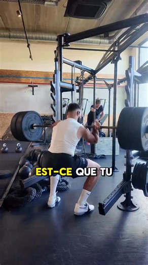 Angel.B Coach & Prépa Pro on Instagram: "Augmenter sa force max ≠ sauter plus haut 🚫 Tu peux squatter lourd et pourtant ne pas améliorer ta détente. Pourquoi ? Parce que sauter, ce n’est pas juste être fort… c’est être explosif. ➡️ Force max = produire beaucoup de force ➡️ Détente = produire cette force le plus vite possible Sans travail de vitesse, de coordination et de pliométrie, le transfert est faible. #basket #saut #jump #basketball #performance"