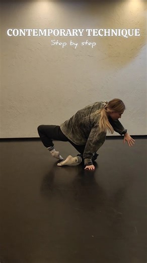 Аня Петропольская on Instagram: "First contemporary dance tutorial in 2026 🩶 Step by step. Floorwork sequence #tutorial #dancetechnique #contemporarydance #dance #floorwork"