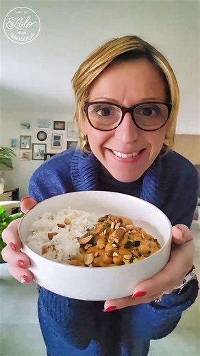 Curry de pois chiches & épinards au lait de coco 🥥 Un plat végétarien plein de saveurs, facile et réconfortant comme je les aime 💛 La douceur du lait de coco, les pois chiches fondants, les épinards frais et les épices qui parfument... un vrai bonheur dans l’assiette ! Parfait pour un repas sain, gourmand et rapide, à accompagner de riz basmati 🍚 Qui va se laisser tenter ? 😋 Pour 3 personnes : 400 g de pois chiches 200 g d'épinards frais 350 g de pulpe fine de tomate 1 oignon 3 gousses d'ail