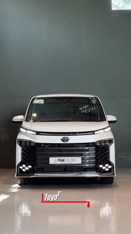 Toyota Voxy S-Z 2025: Features & Specifications